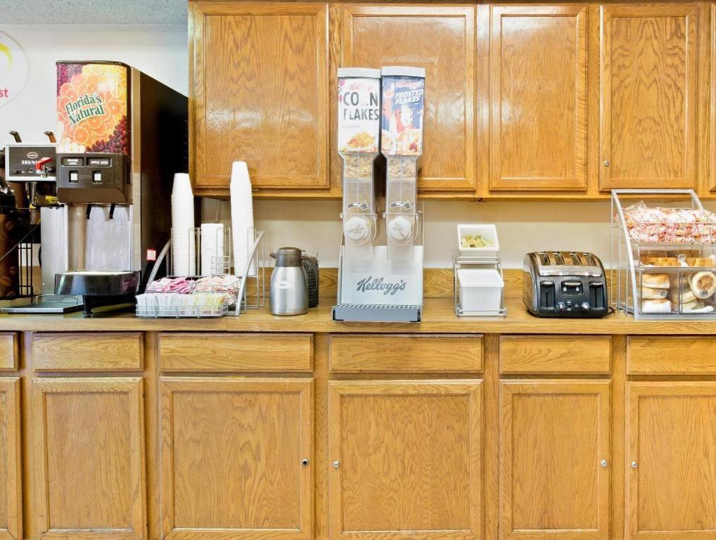 Super 8 By Wyndham Plano/Dallas Area Extérieur photo